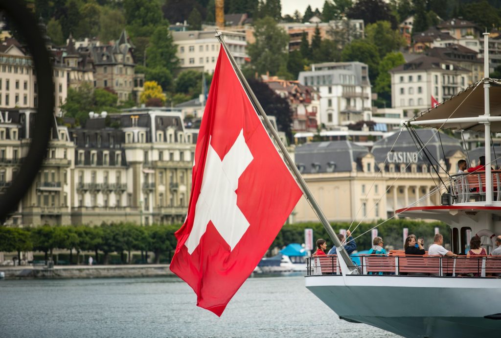 Flagge der Schweiz auf einem Boot