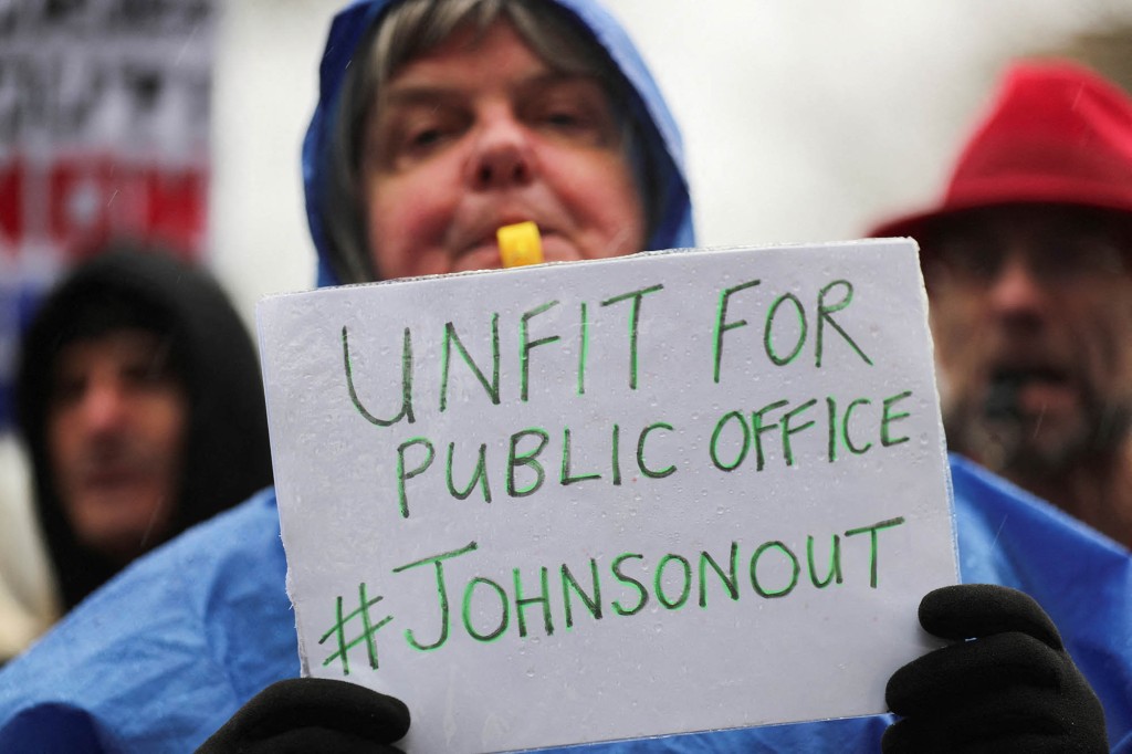 Eine Frau fordert den Rücktritt des britischen Premierministers Boris Johnson während einer Protestaktion in der Downing Street, London, am 19. Februar 2022.