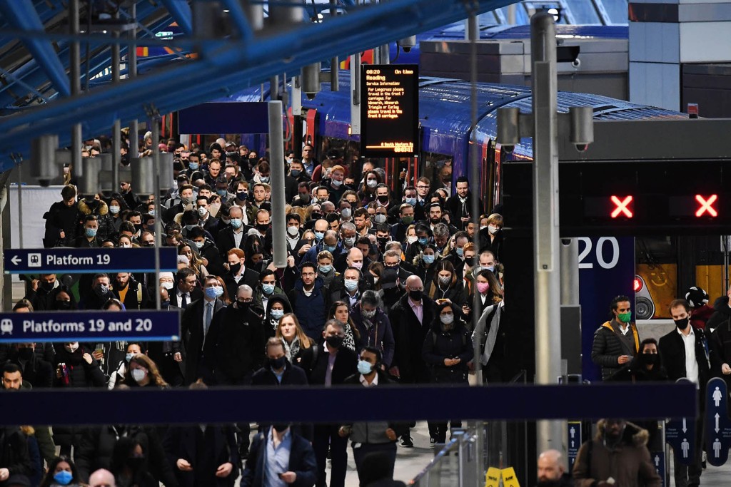Menschen packen am 10. Februar 2022 am Bahnhof Waterloo in London zusammen.