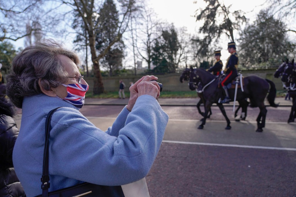 Eine vermummte Frau fotografiert am 7. Februar 2022 in London die King's Troop Royal Horse Artillery.