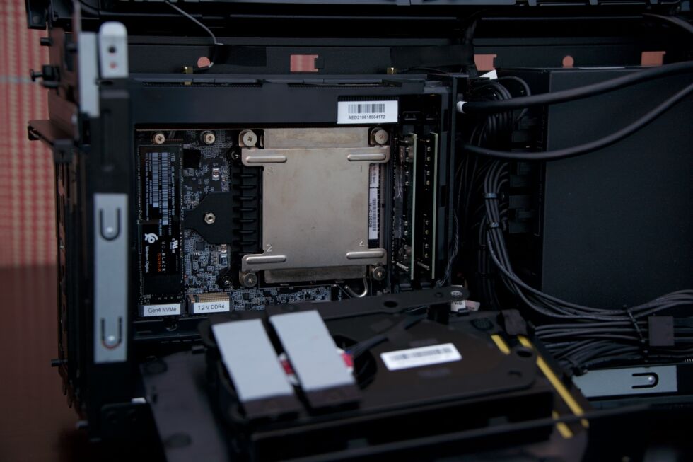 NUC 12 Extreme verwendet Desktop-CPUs, die einen besseren Upgrade-Pfad bieten sollten als frühere Versionen des Systems.