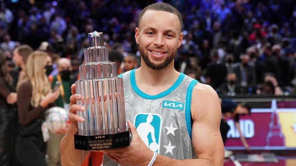 2022 NBA All-Star Game: Stephen Curry gewinnt den MVP, nachdem er den Rekord für die meisten 3-Punkte-Würfe in einem einzigen Spiel gebrochen hat