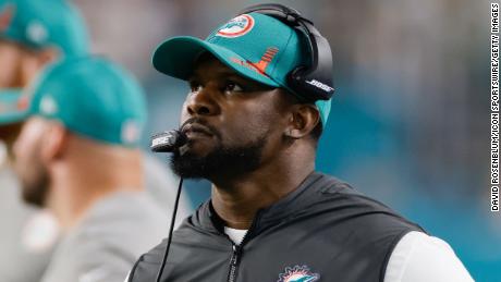 Der frühere Trainer der Miami Dolphins, Brian Flores, verklagt 3 NFL-Teams und 3 Teams wegen angeblicher Rassendiskriminierung