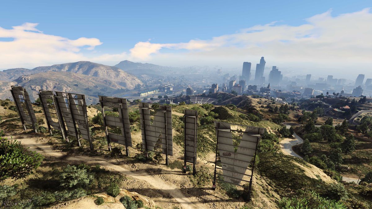 Blick auf Los Santos hinter dem Vinewood-Schild in Grand Theft Auto 5