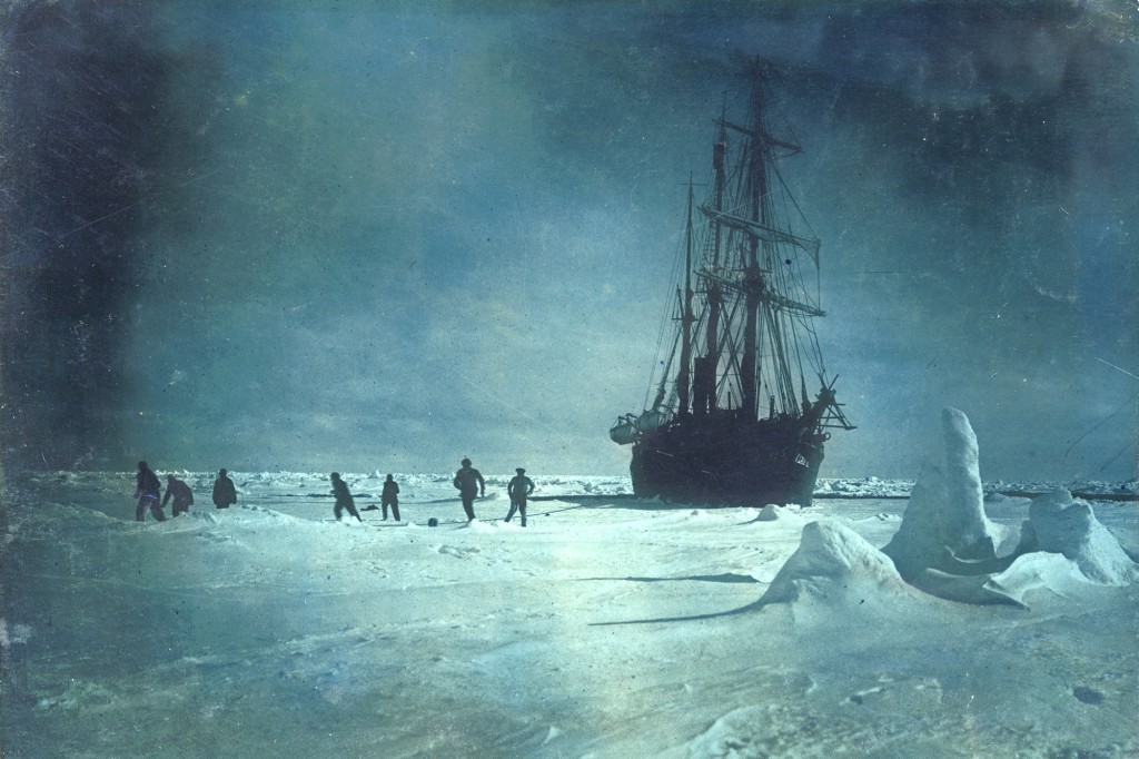 Die Besatzung nutzte schließlich die Rettungsboote, um die unbewohnte Elefanteninsel zu erreichen, nachdem sie Monate in provisorischen Lagern auf dem treibenden Eis verbracht hatte.