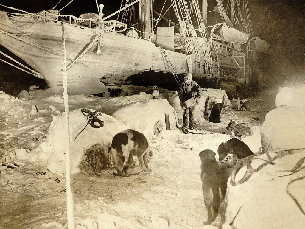 Die Endurance von Ernest Shackletons Antarktisexpedition wird vom Eis zerstört, als die Besatzung eine heldenhafte zweijährige Reise durch das Eis und die Polarmeere unternimmt, um sie letztendlich zu retten.