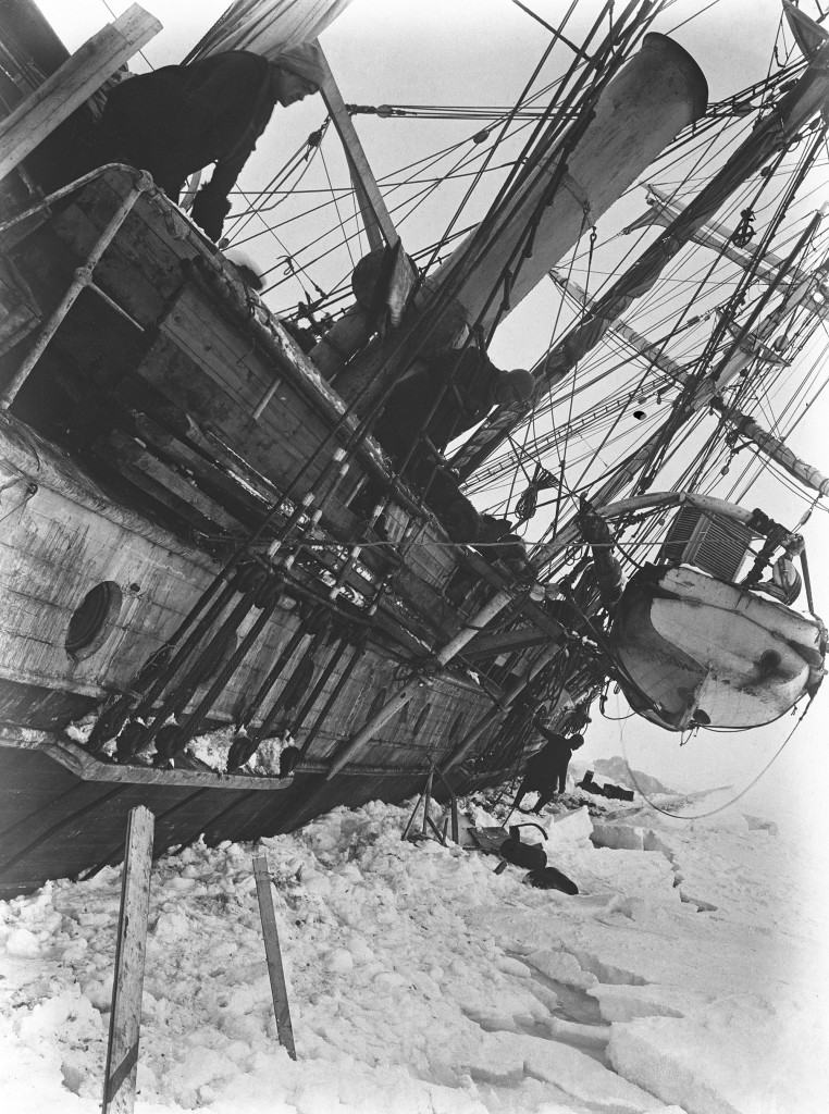 Das Schiff wurde durch das Eis unter Druck gesetzt und war machtlos in seinem Griff und brach schließlich zusammen. 