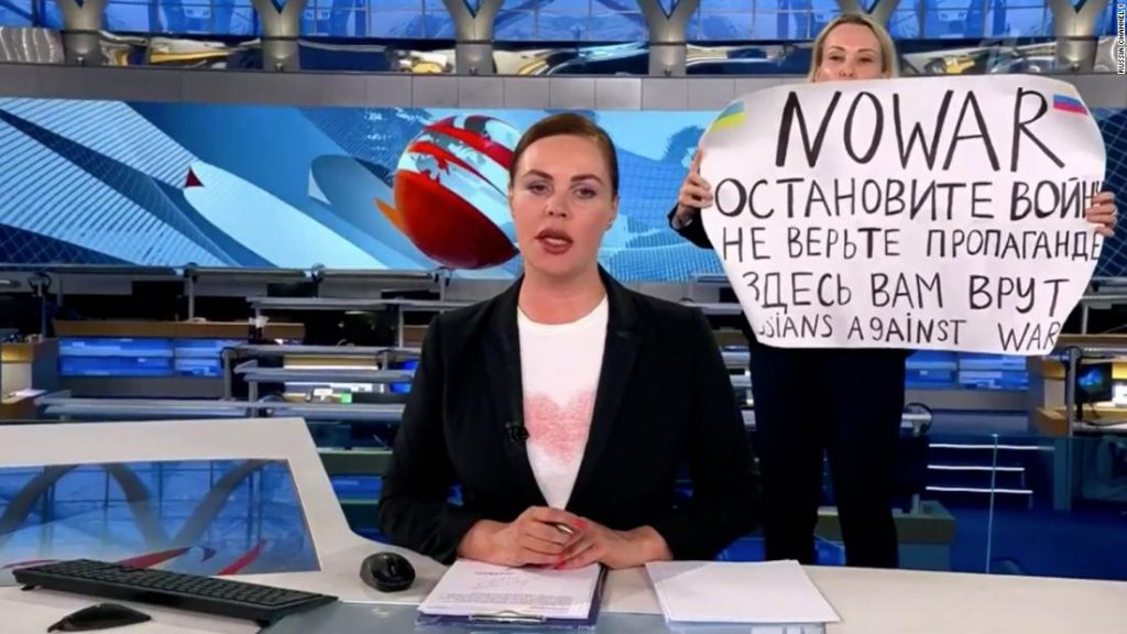 Ein Anti-Kriegs-Demonstrant unterbricht die Live-Übertragung russischer Staatsnachrichten, um den Einmarsch in die Ukraine anzuprangern