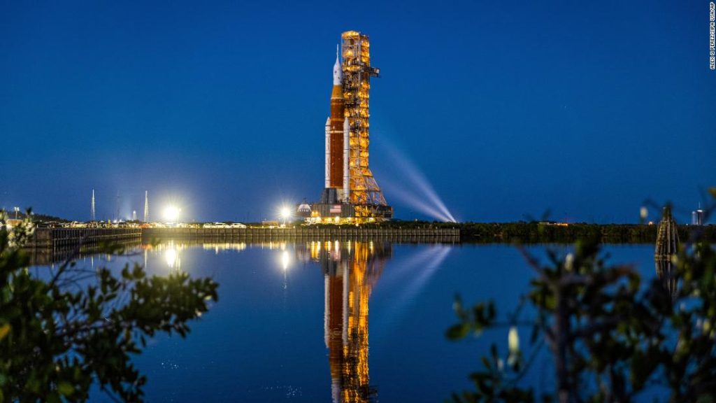 Die NASA rollt die riesige Mondrakete Artemis I zur Startrampe