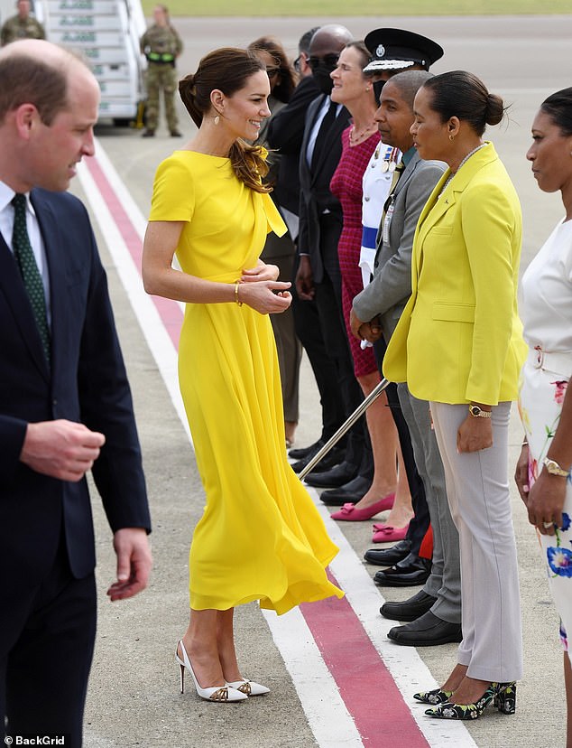 Die Herzogin von Cambridge zu sehen war gelb, als sie bei ihrer Ankunft in Jamaika Würdenträger traf