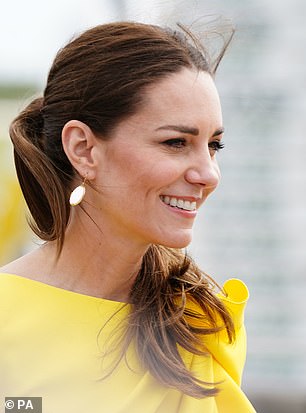 Kate trug ihre Haare zu einem Pferdeschwanz und fügte ihrem Look mit einem Paar wunderschöner goldener Ohrringe etwas Glanz hinzu.
