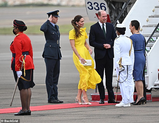 Kate und William werden begrüßt, als sie bei ihrer Ankunft am Norman Manley International Airport in Kingston, Jamaika, aus dem Flugzeug steigen
