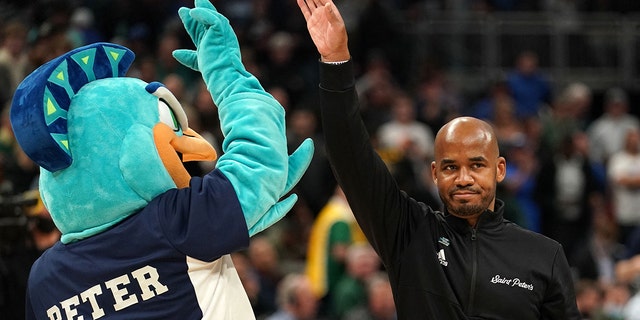 Der Trainer der Saint Peter's Peacocks, Shaheen Holloway, reagiert, nachdem er die Kentucky Wildcats in der ersten Runde des NCAA-Turniers 2022 in Ginbridge Fieldhouse am 17. März 2022 in Indianapolis, Indiana, besiegt hat.
