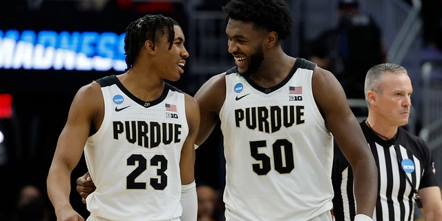 Jaden Ivey und Travon Williams von der Purdue University feiern am Sonntag, den 20. März 2022, in Milwaukee die zweite Hälfte der zweiten Runde eines NCAA-College-Basketballspiels gegen Texas.  Bordeaux gewann 81-71.
