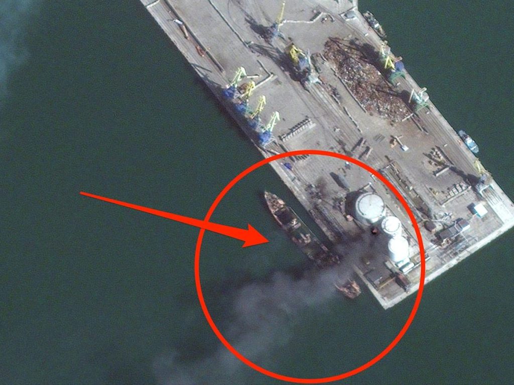 Satellitenbilder zeigen, dass das russische Landungsschiff von ukrainischen Streitkräften zerstört wurde, als es versuchte, Militärgüter nach Mariupol zu transportieren