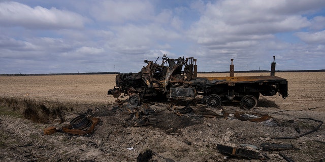 Ein russisches Militärfahrzeug wird am Sonntag, dem 27. März 2022, bei Kämpfen gegen die ukrainische Armee auf einem Maisfeld in Sitnjaki am Stadtrand von Kiew, Ukraine, zerstört.