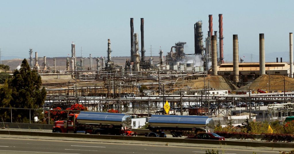 Chevron beginnt vor dem Streik in der kalifornischen Raffinerie mit dem Austausch von Arbeitern