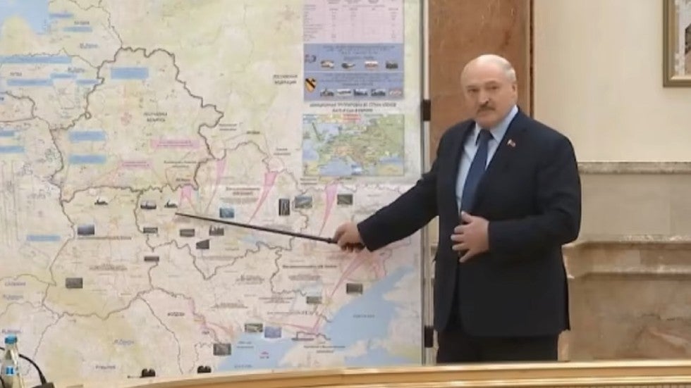 Der Präsident von Belarus steht vor einer Schlachtkarte, die Pläne zur Invasion Moldawiens anzeigt