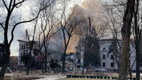 Laut ukrainischen Behörden wurden bei einem russischen Luftangriff auf das Mariupol-Theater 300 Menschen getötet