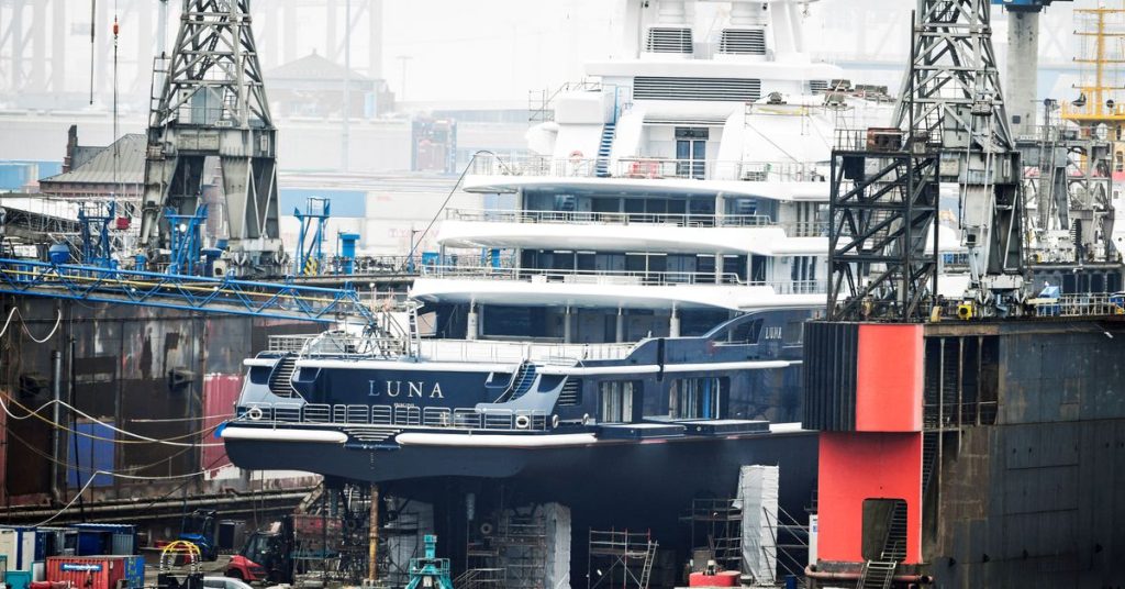 Eine Yacht wurde beschlagnahmt, als die USA die oligarchischen Sanktionen verschärften, sodass Putin den Druck spürt