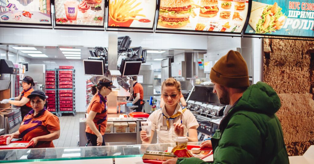 Fast-Food-Ketten bleiben in Russland geöffnet und in der Ukraine größtenteils ruhig