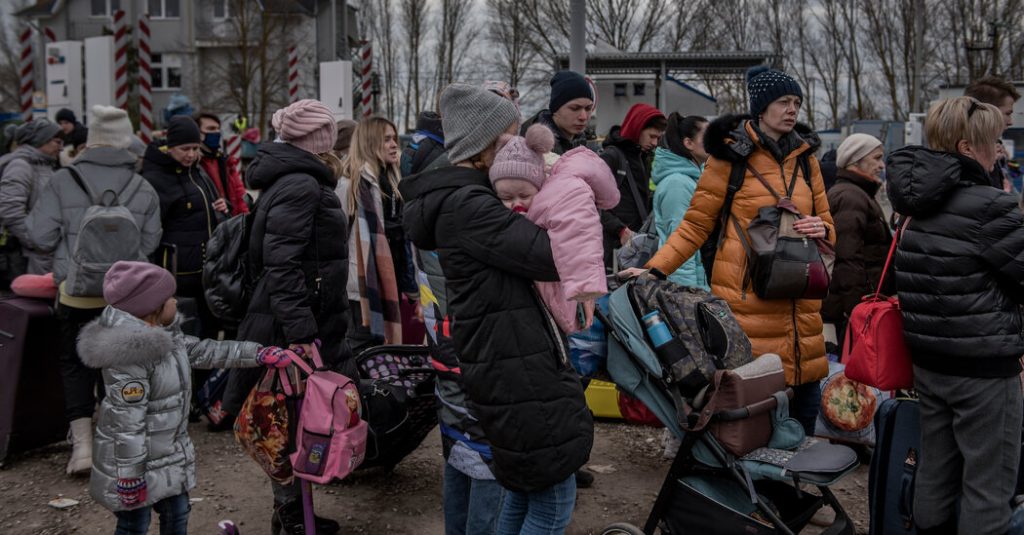 Ukrainische Flüchtlinge, die in Großbritannien ankommen, verzögern sich aufgrund von Bürokratie, sagen Familien