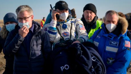 Der NASA-Astronaut Mark Vande Hee wird kurz nachdem er und die anderen Besatzungsmitglieder Peter Dubrov und Anton Shkaplerov von Roskosmos am 30. März 2022 in Zizkazgan, Kasachstan, auf ihrem Raumschiff Sojus MS-19 in der Nähe der Stadt Zizkazgan gelandet sind, in ein medizinisches Zelt gebracht.