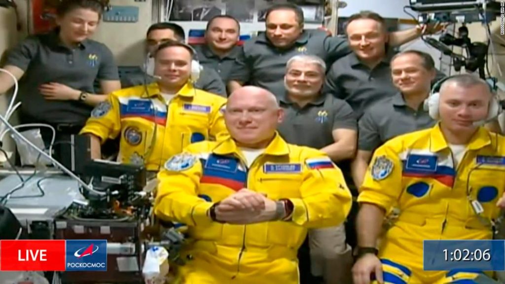 Russische Kosmonauten „schockiert“ von der Kontroverse über die Ankunft auf der Internationalen Raumstation in gelben Raumanzügen, sagen NASA-Astronauten