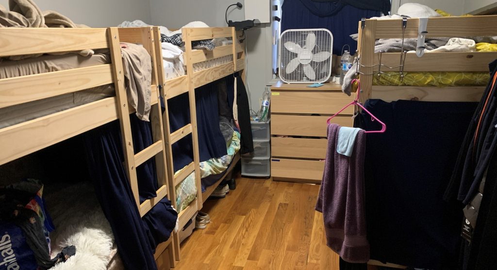 Flugbegleiter fanden jahrelang illegale Mietwohnungen in einer Garage in East Boston - CBS Boston