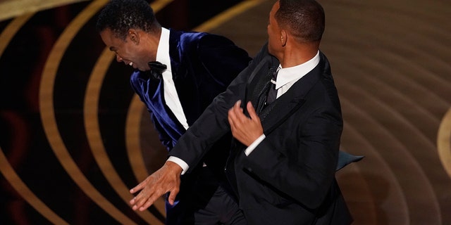 Will Smith trifft Chris Rock, bevor der Komiker seinen Preis für den besten Dokumentarfilm bei den Academy Awards am 27. März 2022 in Los Angeles überreicht.