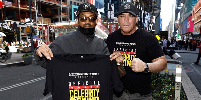 Promoter Damon Feldman posiert mit Kenny Rock während der Unterzeichnung eines offiziellen Vertrags für einen Promi-Boxkampf am 12. April 2022 in New York City.