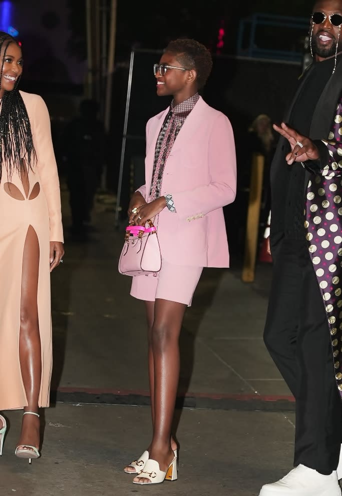 Zaya Wade trägt bei der Gucci Love Parade Show im November einen rosa Overall und elfenbeinfarbene Pantoletten von Gucci.  - Kredit: Splash