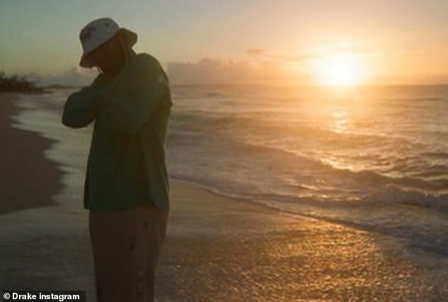 Paradies: Auf einem der Fotos steht der Djerassi-Jugendliche am Strand vor dem Strand, während hinter ihm die Sonne untergeht.