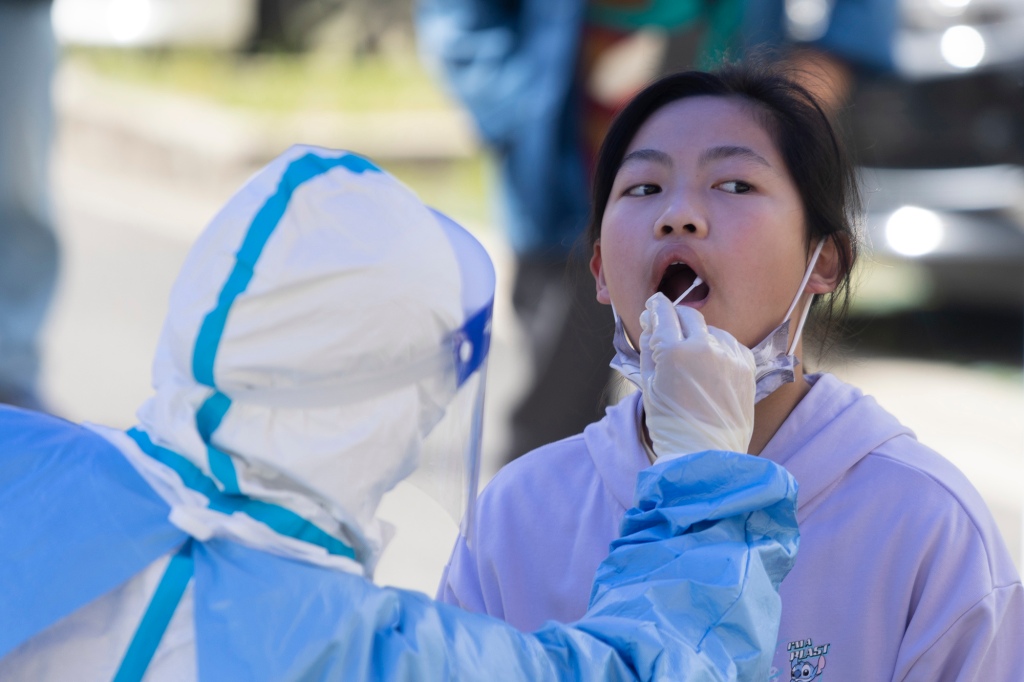 Einem Mädchen wird am 22. April 2022 in Shanghai, China, für einen COVID-19-Test ein Abstrich im Mund gemacht.