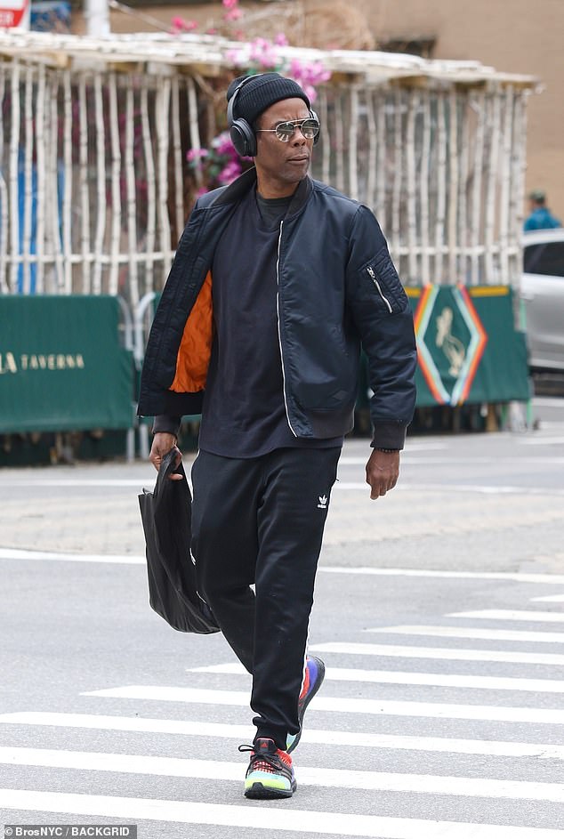 Viele Dinge im Kopf: Rock, 57, sah nachdenklich aus, als er am Sonntag in New York City durch Manhattan fuhr.