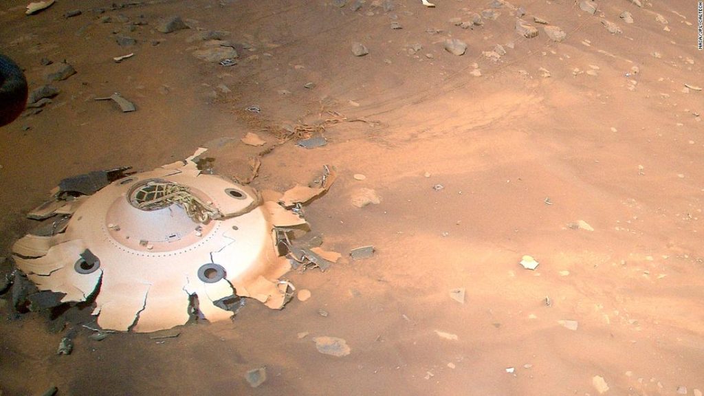 Ein ausgeklügelter Helikopter fotografiert das Trümmerfeld auf dem Mars