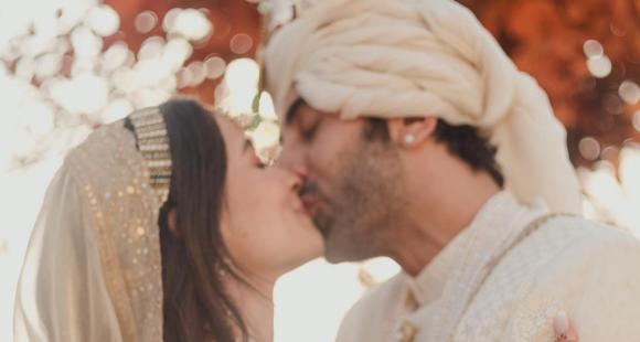 Beobachten: Bräutigam Ranbir Kapoor kniet während Varmalas Zeremonie vor Alia Bhatt und besiegelt seine Liebe mit einem Kuss