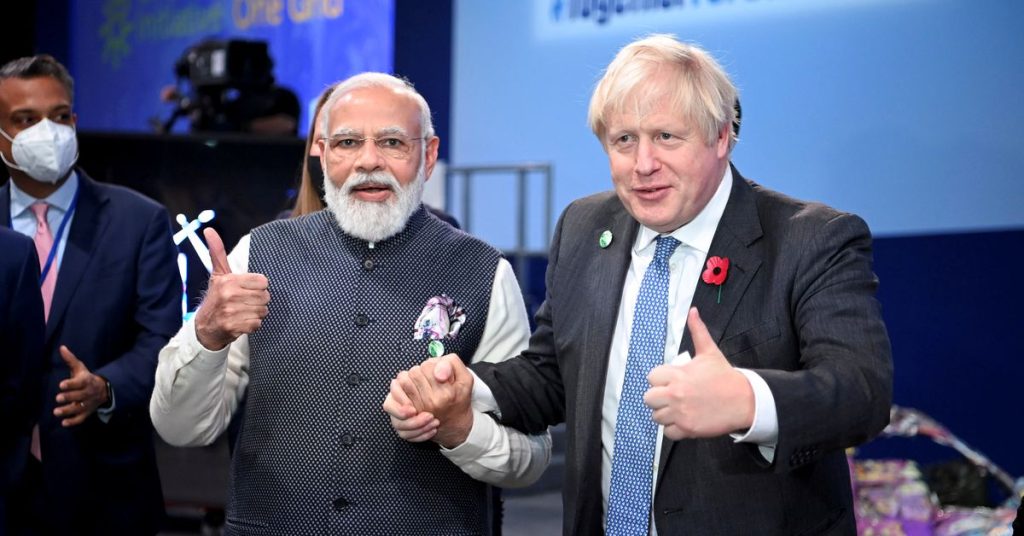 Boris Johnson lässt die britischen Probleme bei einem Besuch in Indien hinter sich