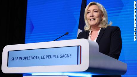 Marine Le Pen spricht am Sonntag nach dem ersten Wahlgang der französischen Präsidentschaftswahl zu ihren Anhängern.