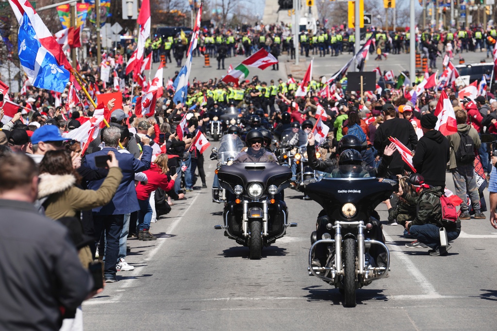 Demonstranten jubeln, als Motorradfahrer eine Demonstration passieren, Teil einer Demonstration im Karawanenstil "Donnergrollen"in Ottawa, Samstag, 30. April 2022