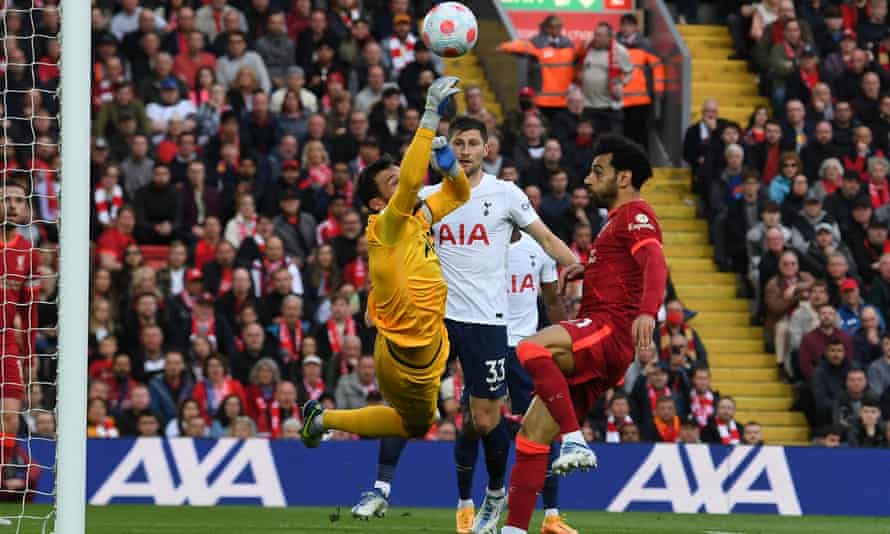 Hugo Lloris schaffte es, den Ball von Liverpools Mohamed Salah wegzuschieben.