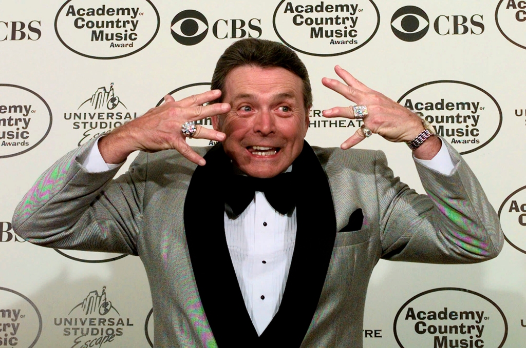 Mickey Gilly zeigt den Medien seine Diamantringe bei den 34. Annual Academy of Country Music Awards.