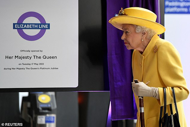 Den Organisatoren der Eröffnungszeremonie der Elizabeth Line wurde mitgeteilt, dass Ihre Majestät möglicherweise erscheinen wird, dies wurde jedoch aufgrund ihrer anhaltenden Mobilitätsprobleme nicht bestätigt