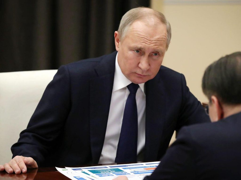 Putins Führung bröckelt, er mache regelmäßig Pausen für medizinische Behandlungen und sei ständig von Ärzten umringt, sagt ein ehemaliger britischer Spion