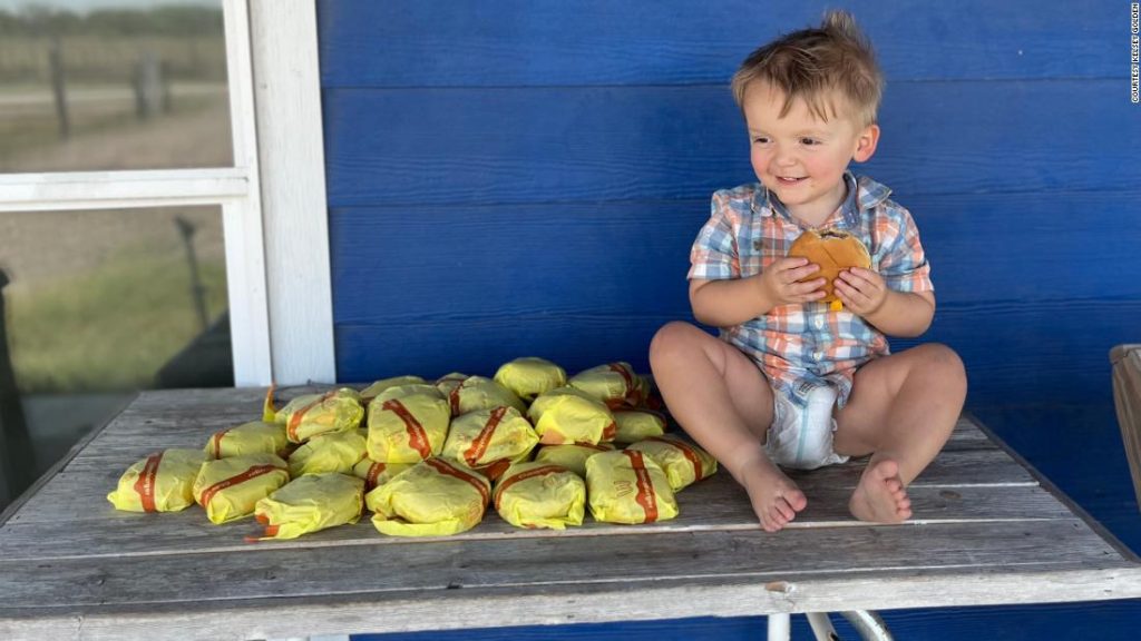 Eine Mutter aus Texas hat ihr Handy entsperrt gelassen.  Dann bestellte ihr zweijähriger Sohn einen 31-Cheeseburger