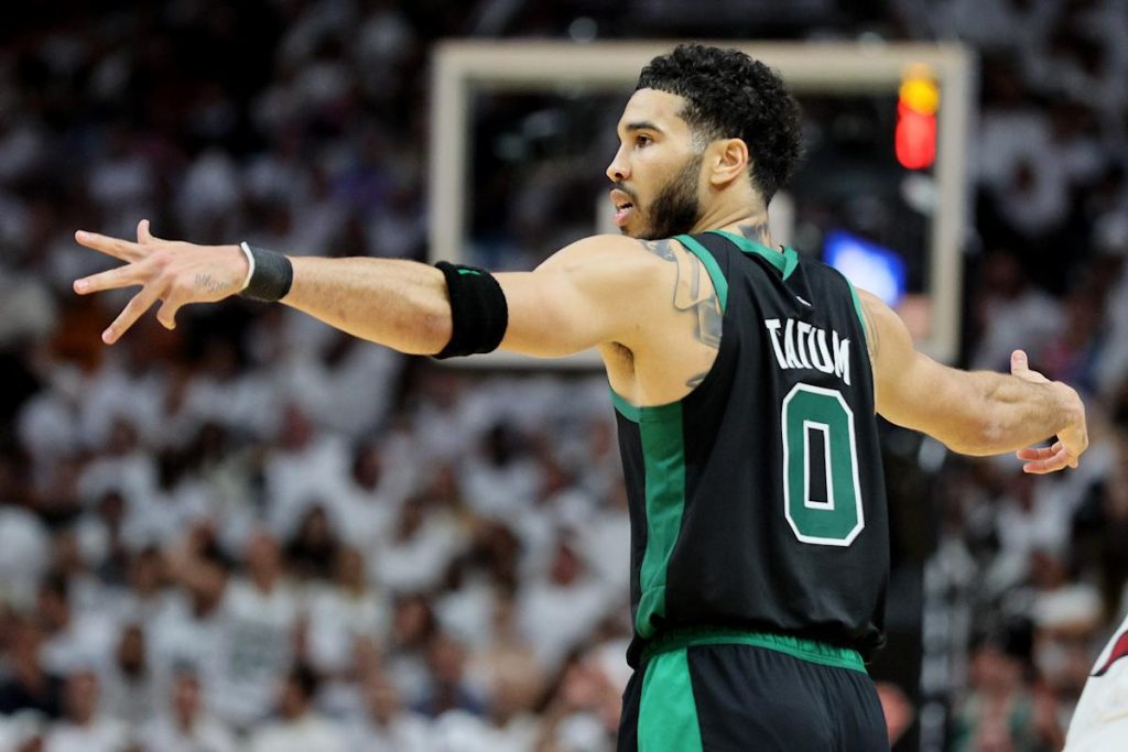 Die Verteidigung hält die Celtics im Ugly 5-Spiel, um die Hitze zu schlagen