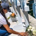 Meghan Markle hinterlässt Blumen an der Gedenkstätte für die Erschießung einer Schule in Texas