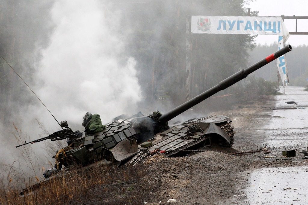 Rauch steigt aus einem von ukrainischen Streitkräften zerstörten russischen Panzer auf.