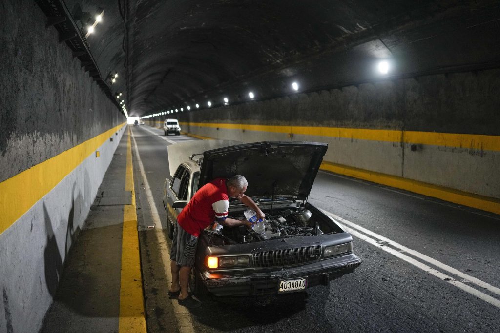 Auf venezolanischen Straßen herrschen alte Autos vor, die überall zusammenstoßen