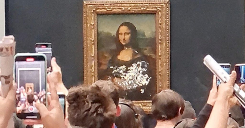 Die Mona Lisa schmiert bei einem scheinbaren Klimaprotest im Louvre einen Kuchen